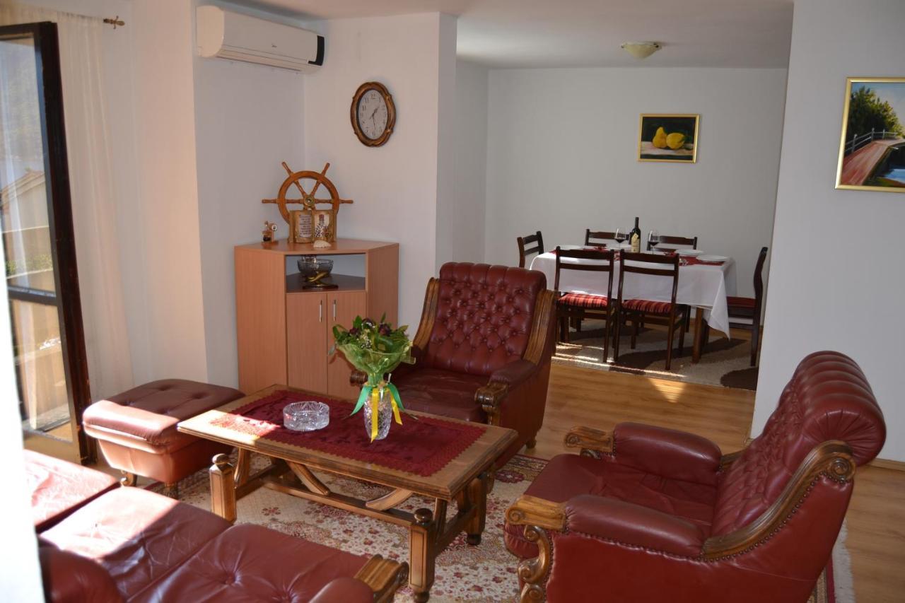 Apartments Dobrisa Котор Екстер'єр фото