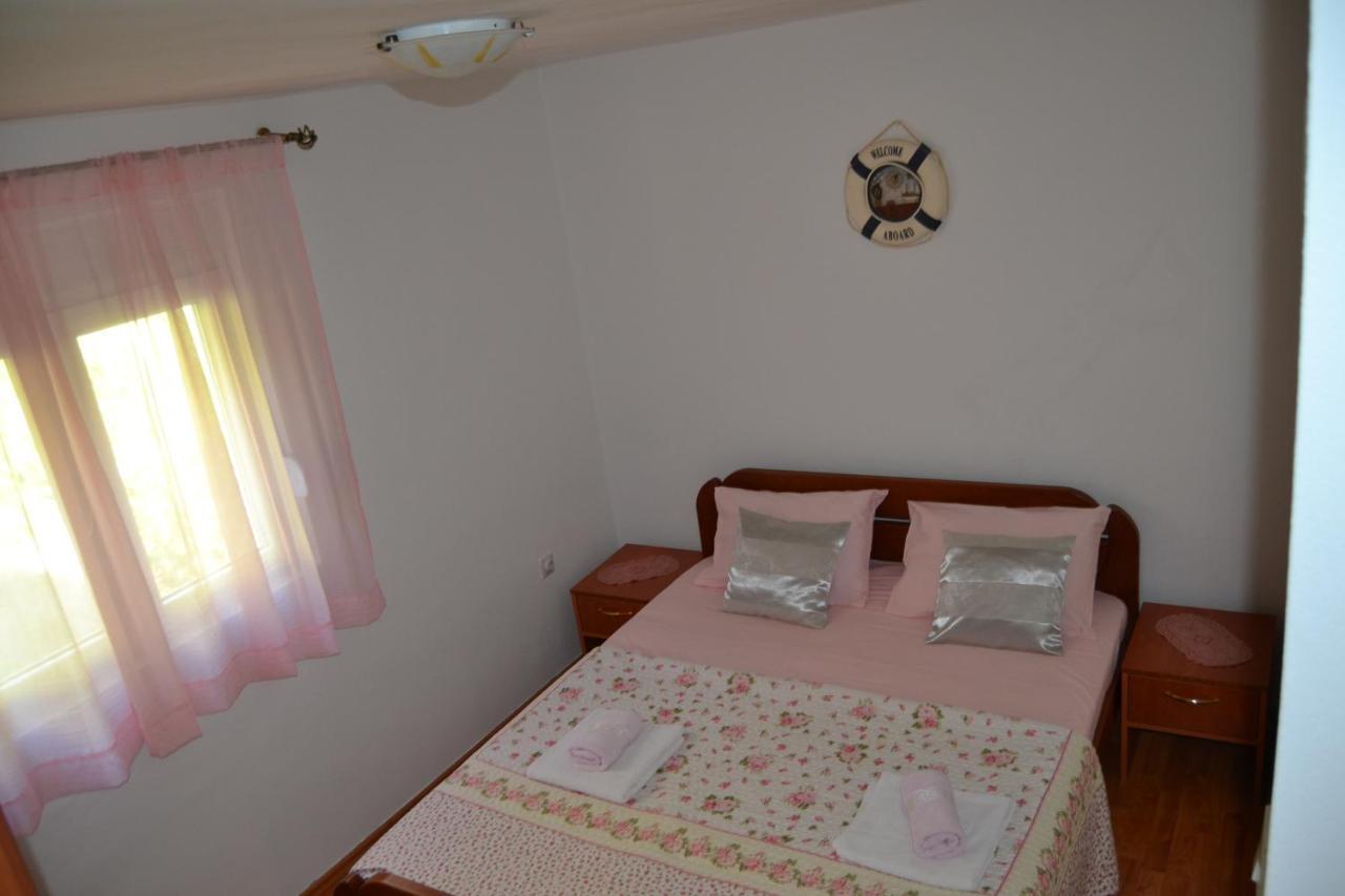 Apartments Dobrisa Котор Екстер'єр фото