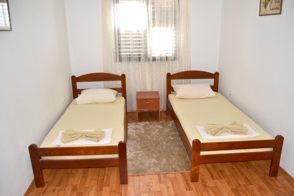 Apartments Dobrisa Котор Екстер'єр фото