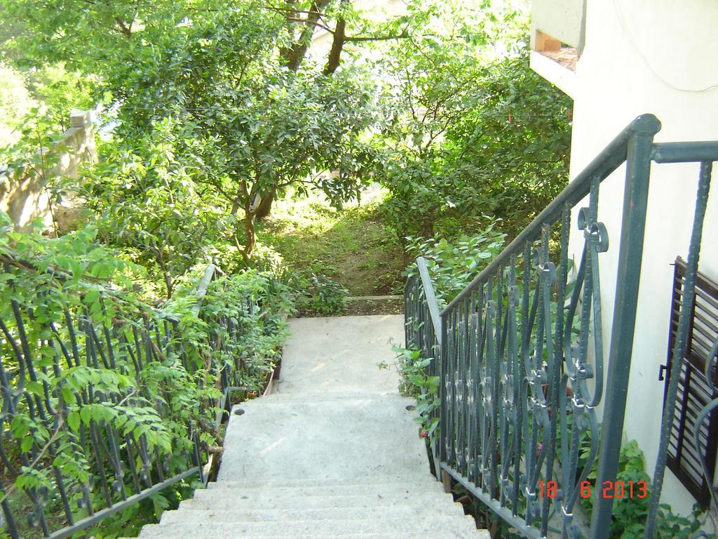 Apartments Dobrisa Котор Екстер'єр фото
