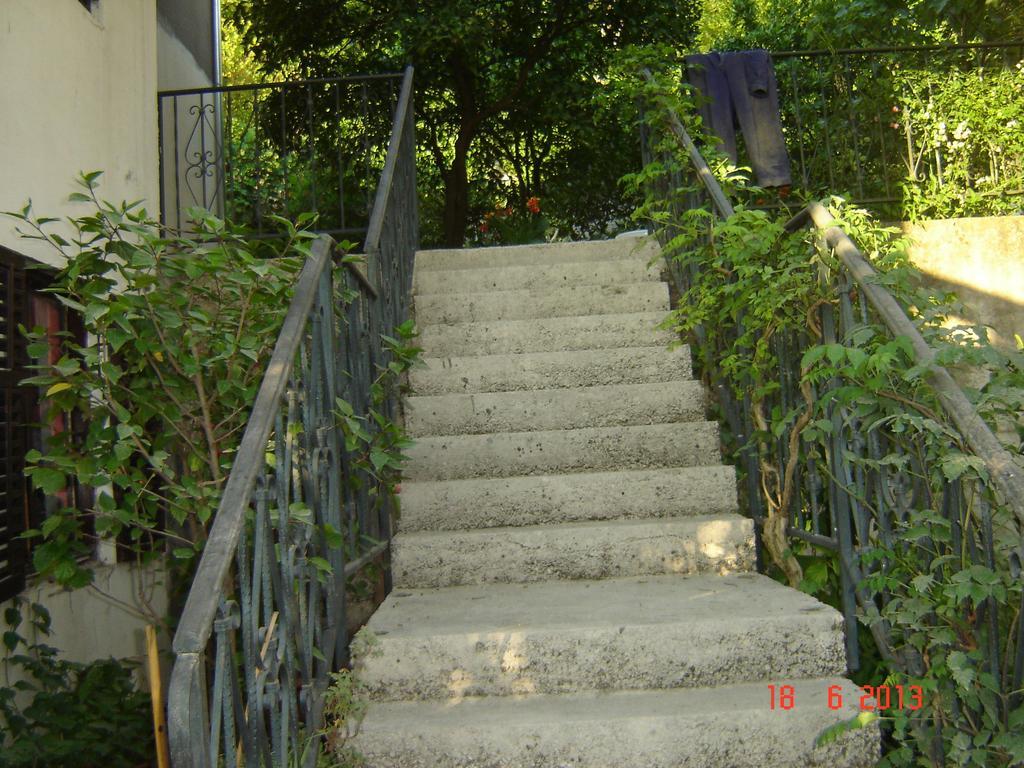 Apartments Dobrisa Котор Екстер'єр фото